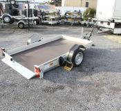 Remorque HUMBAUR HKT 4089 qui se pose au sol
