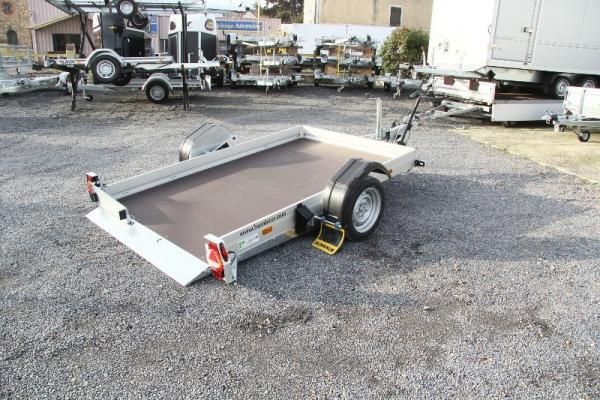 Remorque HUMBAUR HKT 4089 qui se pose au sol