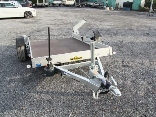 Remorque HUMBAUR HKT 4089 qui se pose au sol