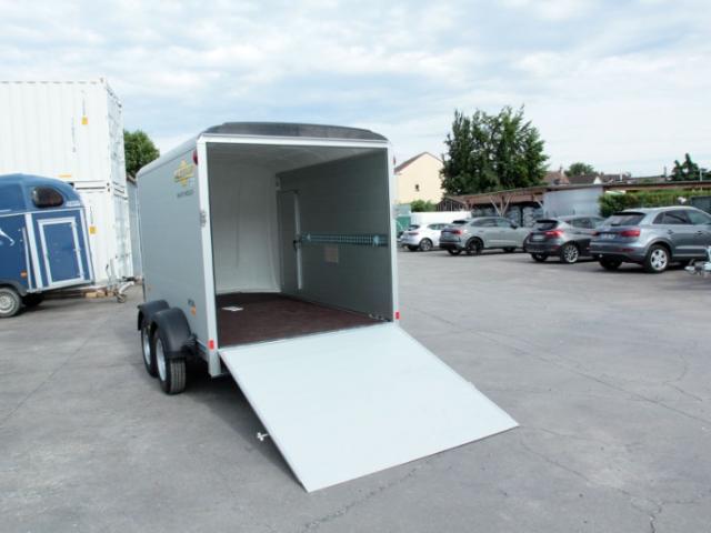 REMORQUE FERMEE HUMBAUR 5806 HKPA 263217 PTAC 2600 KG PAROIS ALU